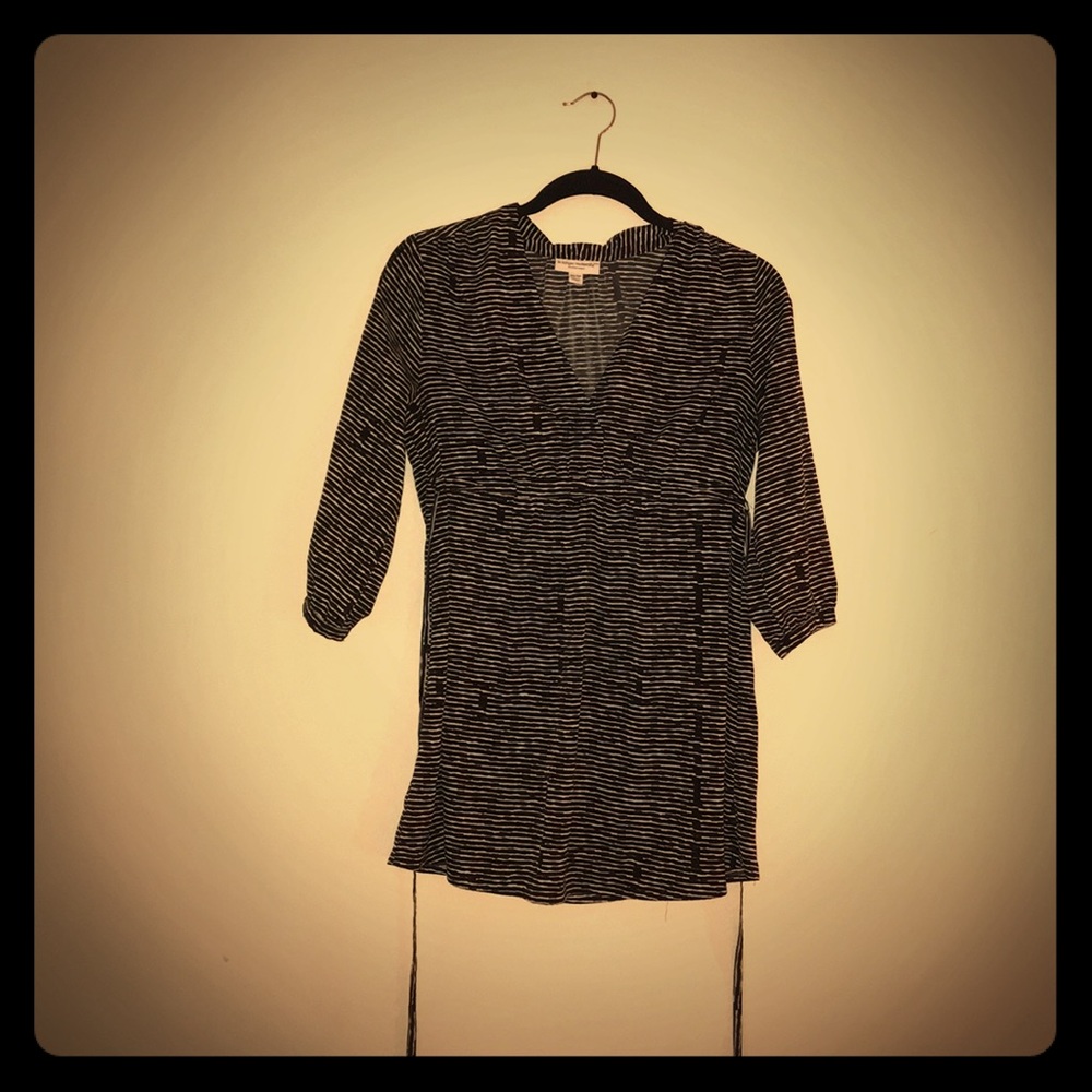Maternity top with quarter length sleeves